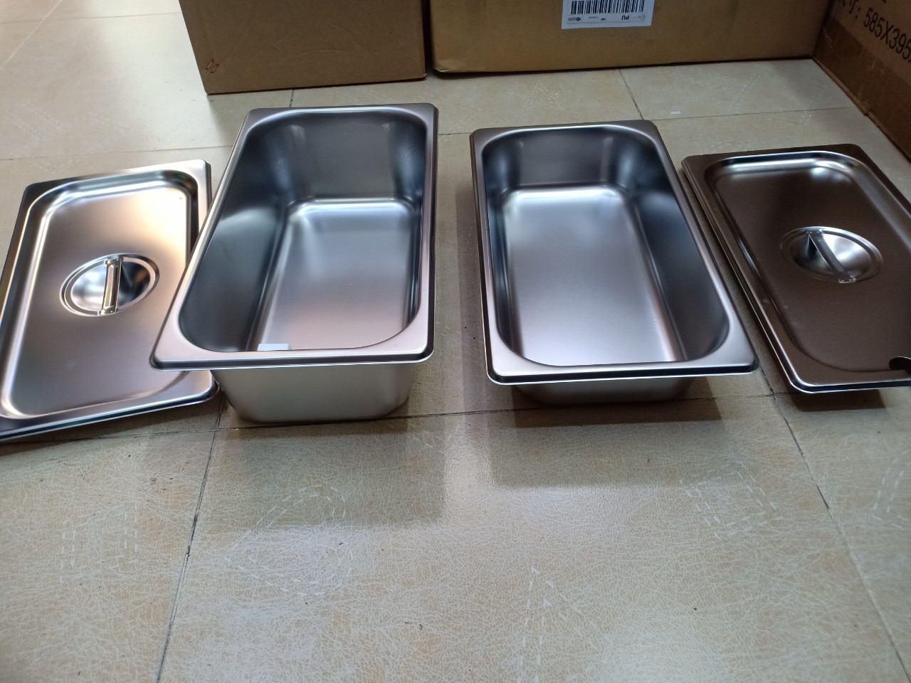 Combo 2 Khay Inox 1/3 Cao 6.5cm & 10cm Nắp Nguyên & Nắp Khuyết Mở Nắp Combo 2 Khay Inox 1/3 Cao 6.5cm & 10cm Nắp Nguyên & Nắp Khuyết Mở Nắp