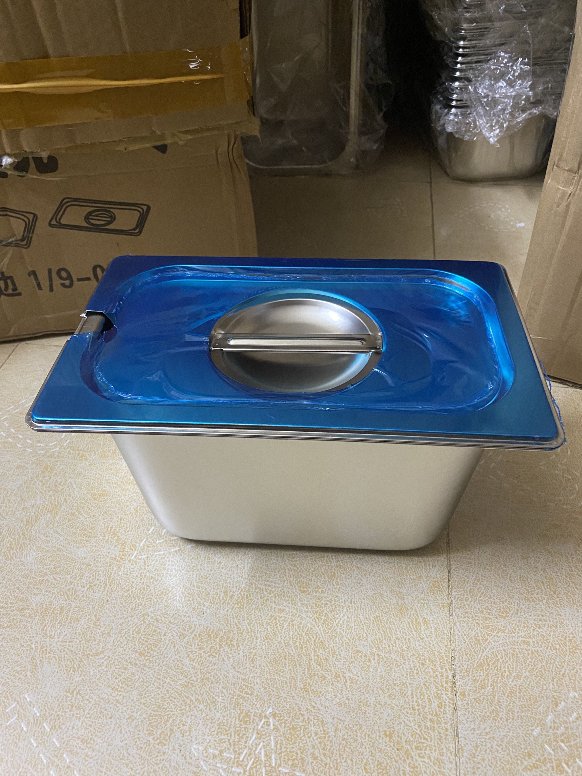 Khay Inox 1/4 Cao 15cm Nắp Khuyết Khay Inox 1/4 Cao 15cm Nắp Khuyết