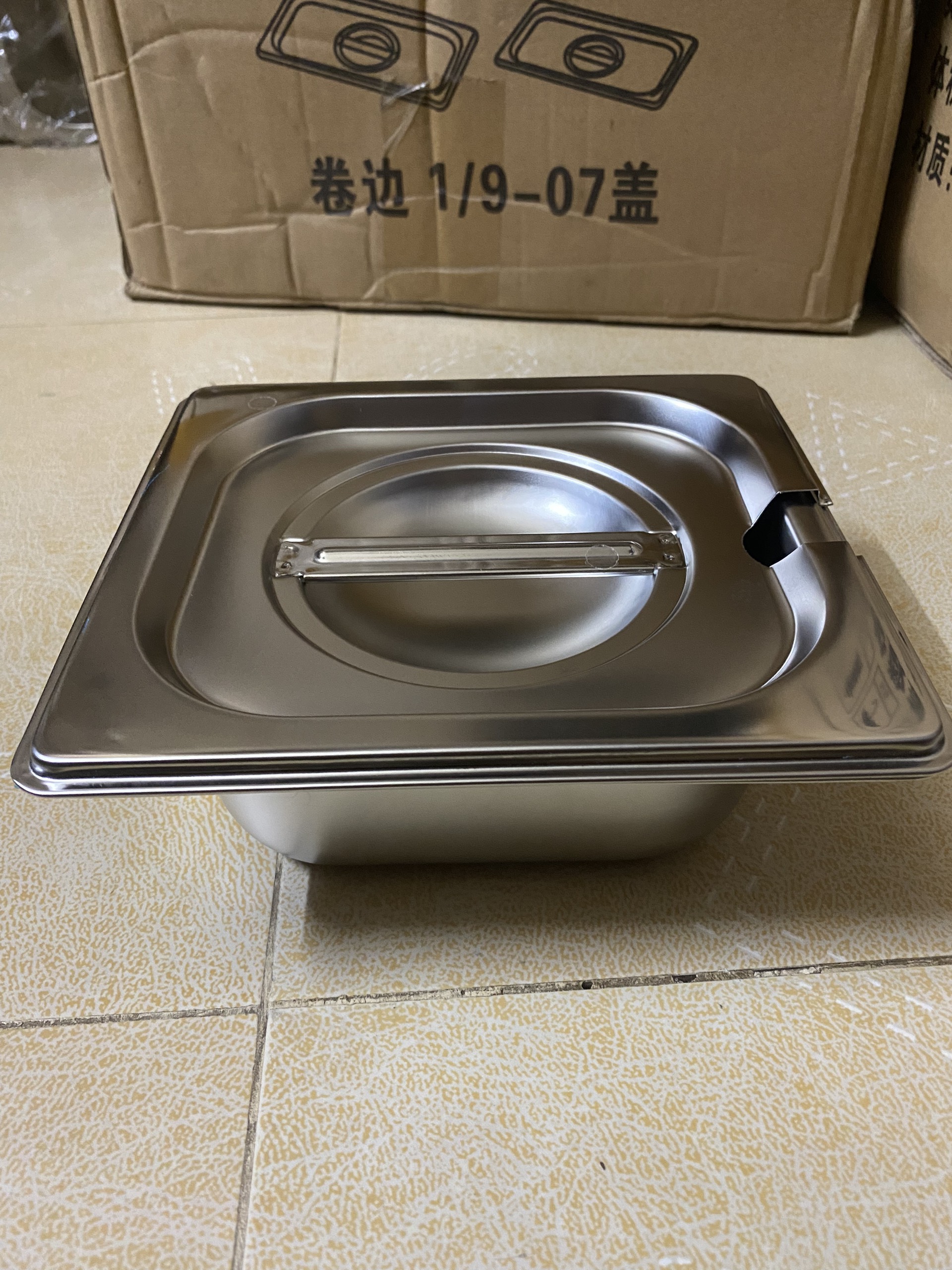 Khay Inox 1/6 Cao 6,5cm Nắp Khuyết Khay Inox 1/6 Cao 6,5cm Nắp Khuyết